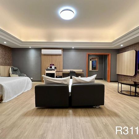 Holiday Motel Tainan Luaran gambar