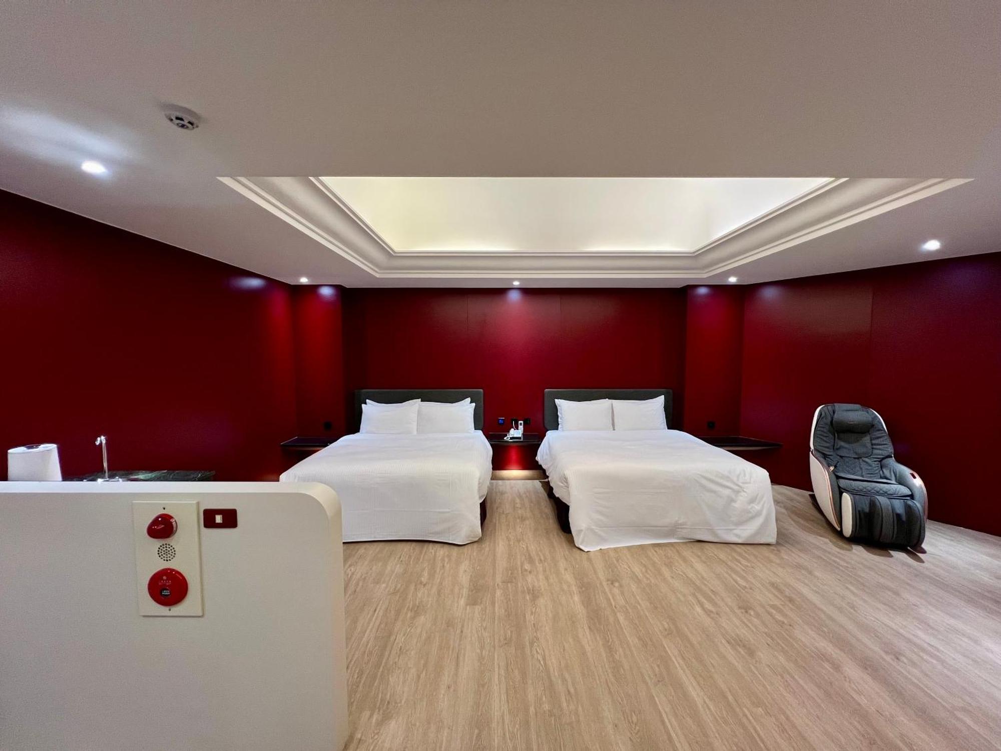 Holiday Motel Tainan Luaran gambar