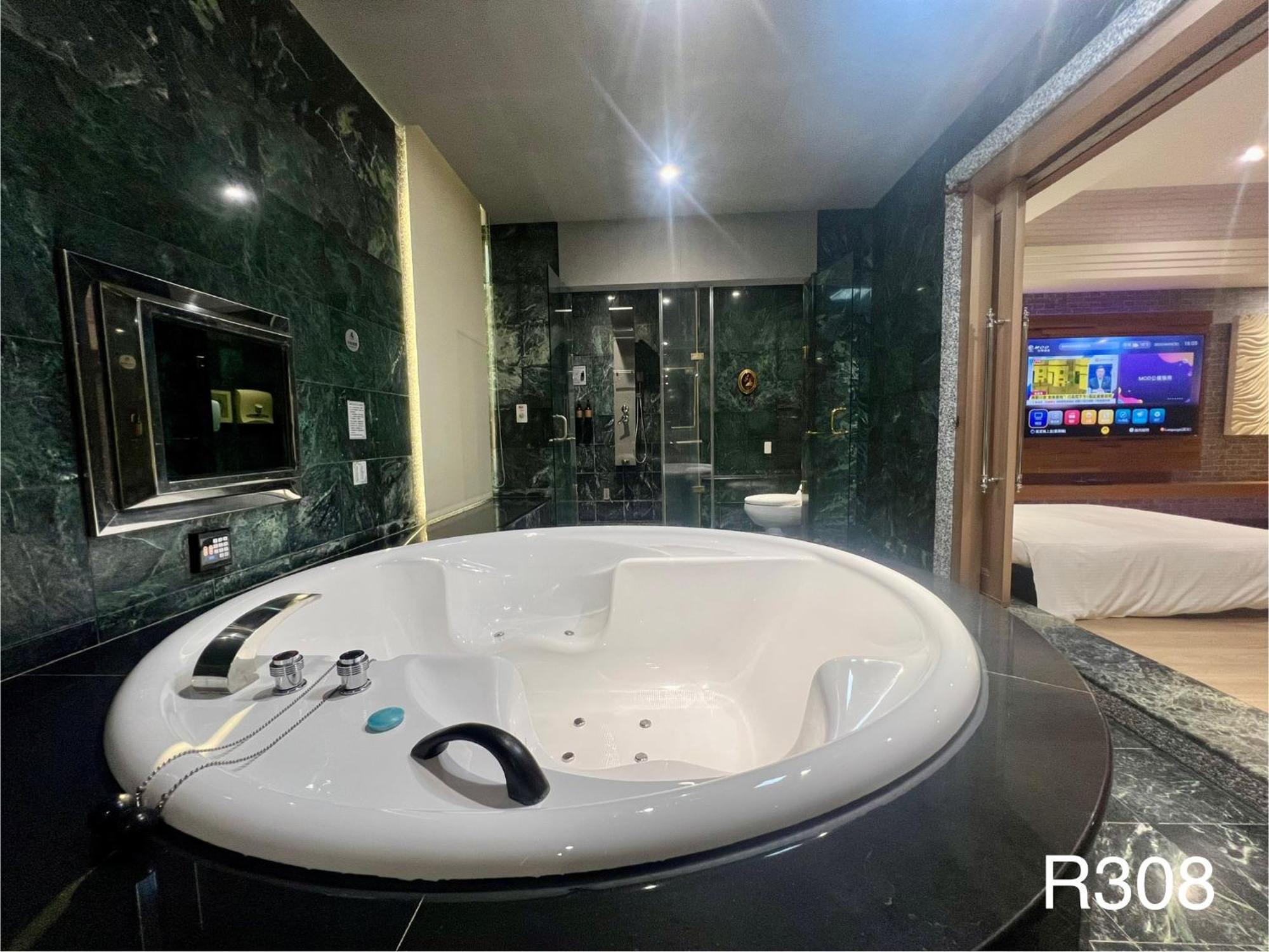 Holiday Motel Tainan Luaran gambar