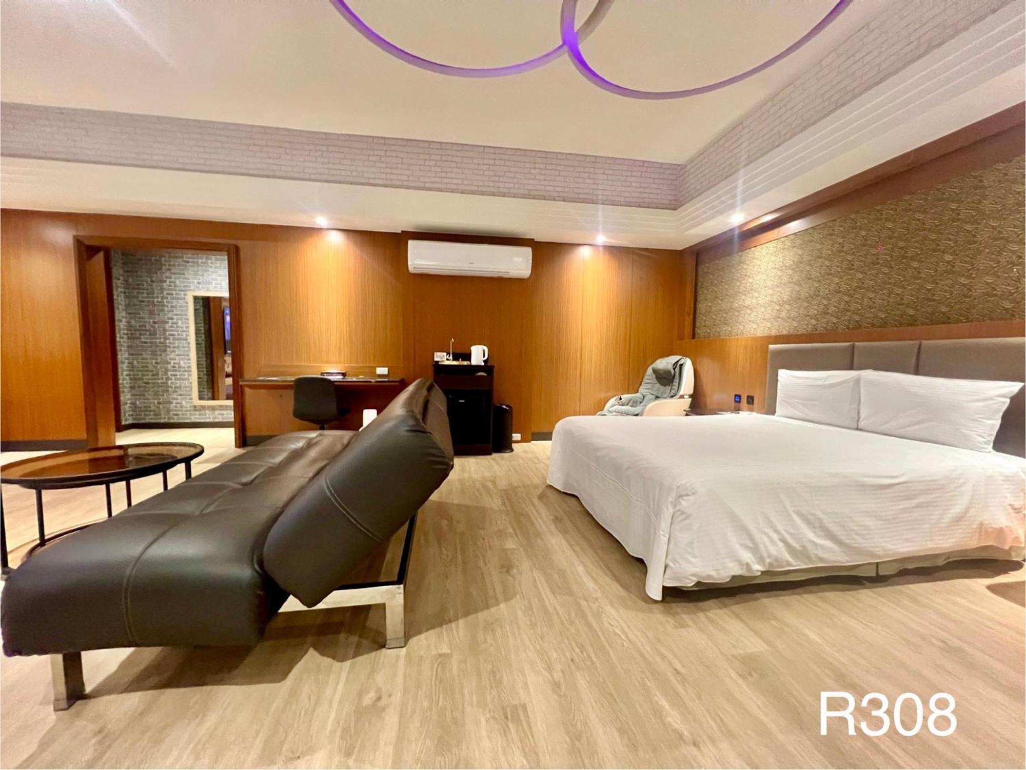 Holiday Motel Tainan Luaran gambar